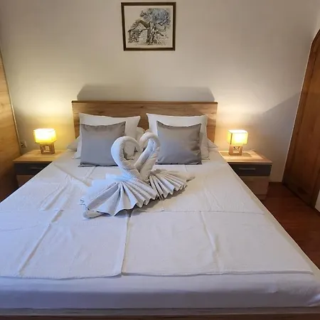 Stone House Didini Dvori 아파트 룸바르다