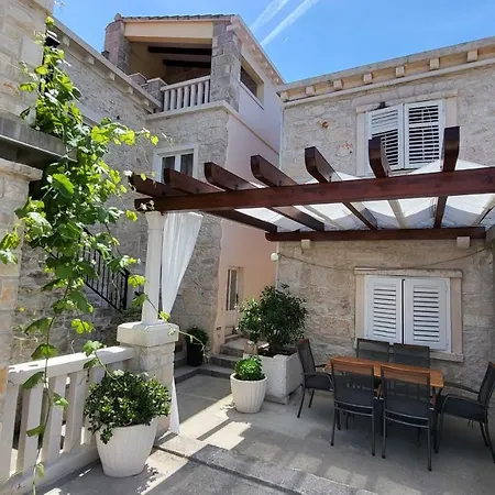 Apartament Stone House Didini Dvori