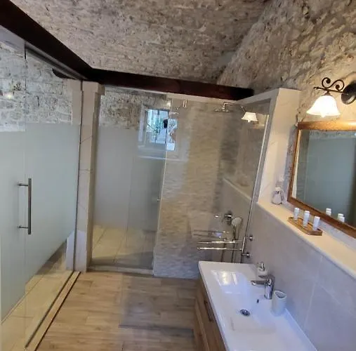 Stone House Didini Dvori *